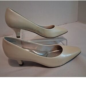 Amelia Grace Womens Cream Patent Leather Pointed Toe Kitten Heel Pumps Size 6